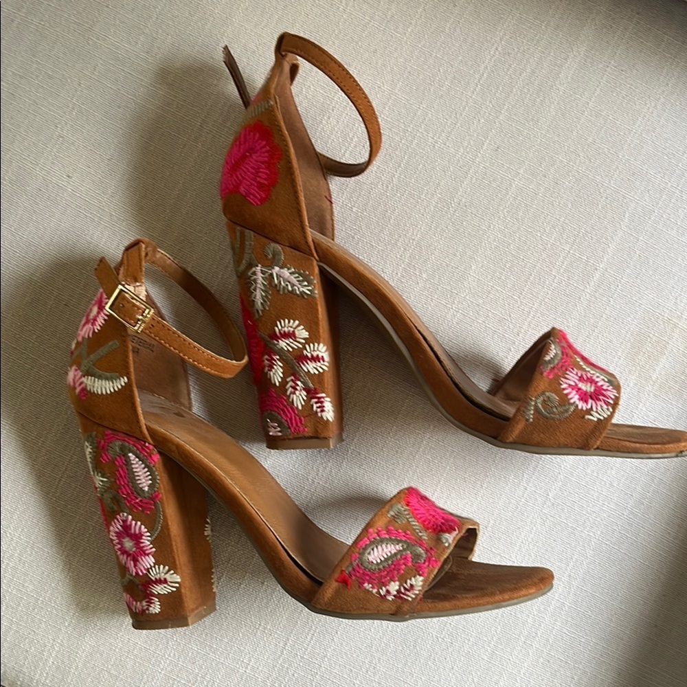 Brown Faux Suede Heels with Embroidered Pink Flowers Size 9 - Picture 1 of 5